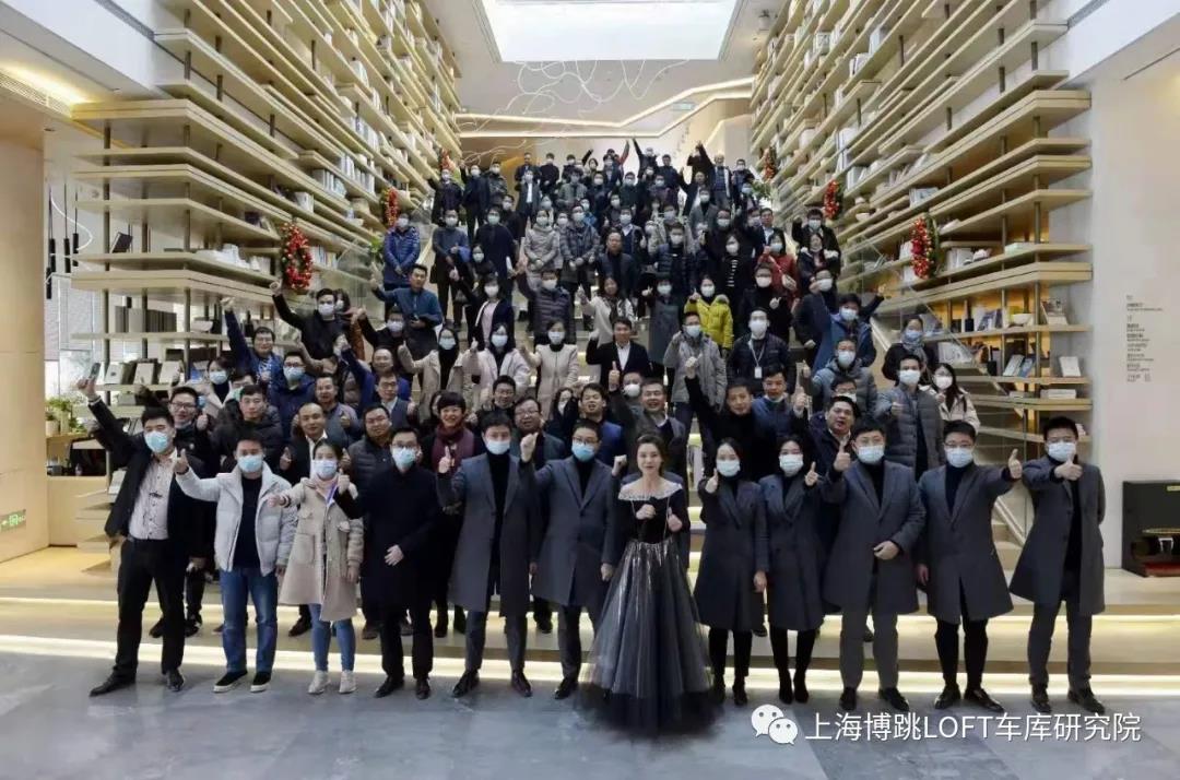 昌吉全国一百多人在华侨城汉口道6号参观研讨LOFT专利车库技术！